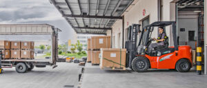 xe nâng hàng tại kho xưởng sản xuất