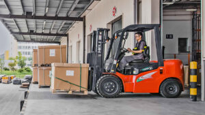Xe nâng hàng tại kho phụ tùng xe nâng