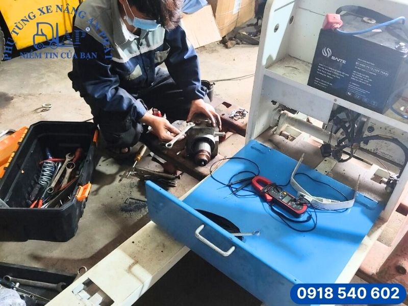Chẩn đoán và khắc phục lỗi chết máy xe nâng điện Hyster