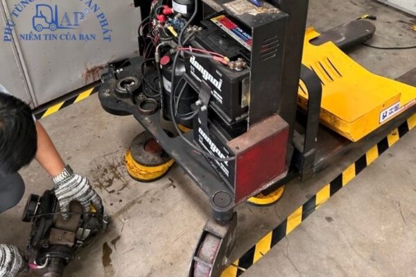 Sửa chữa xe nâng điện khẩn cấp tận nơi giá rẻ