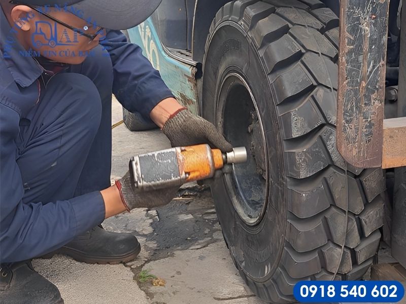 Điều chỉnh và kiểm tra bánh xe nâng