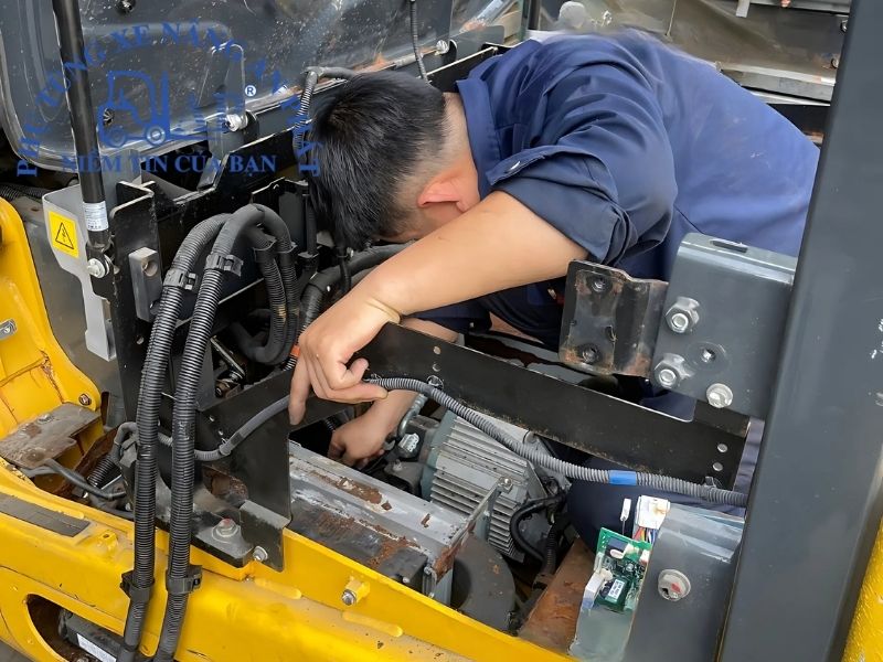 Sửa chữa xe nâng lỗi điện