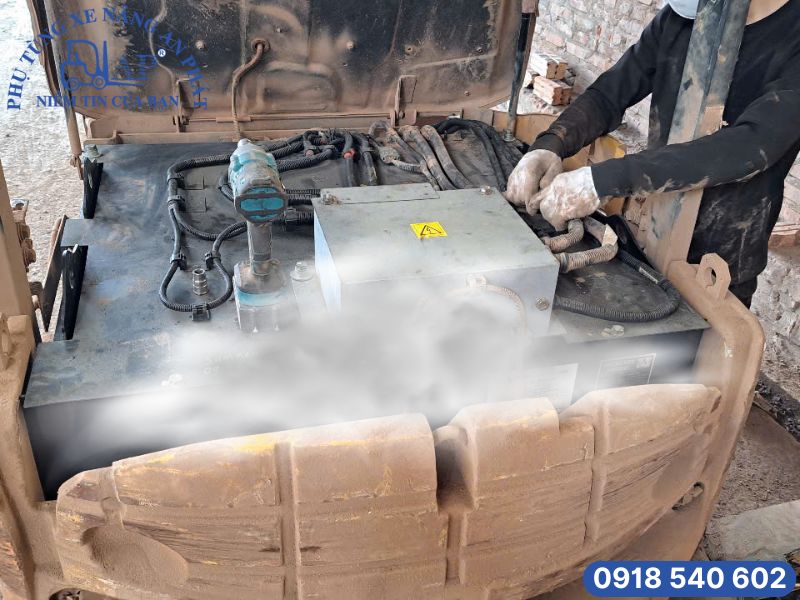 Bốc khói từ khu vực bình ắc quy xe nâng