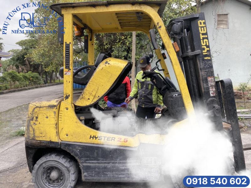 Kiểm tra động cơ xe bốc khói trắng dày đặc