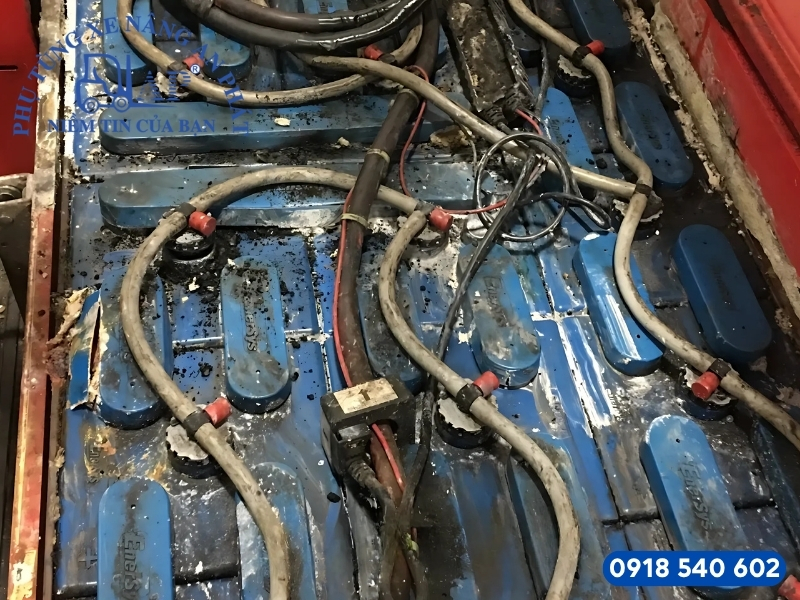 Sửa Xe Nâng Bình Dương, Nhanh Chóng, Giá Cực Tốt! 9 Thay bình ắc quy xe nâng tại bình dương