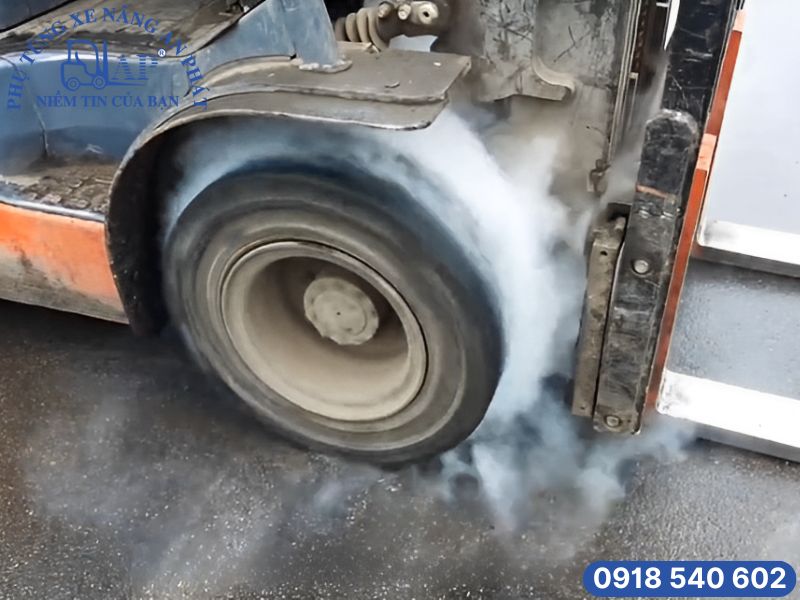 Xe nâng xả khói trắng bất thường