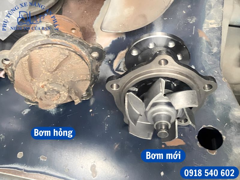 Cận cảnh bơm nước xe nâng rỉ sét nghiêm trọng