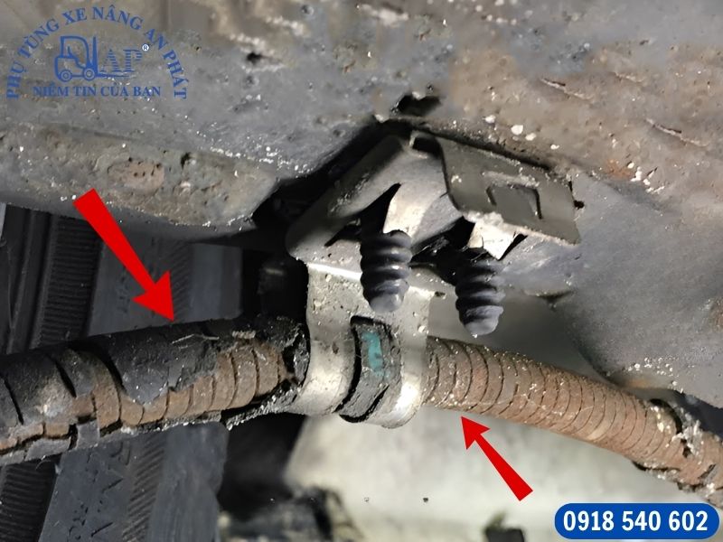 Dây phanh xe nâng bị lão hóa nghiêm trọng