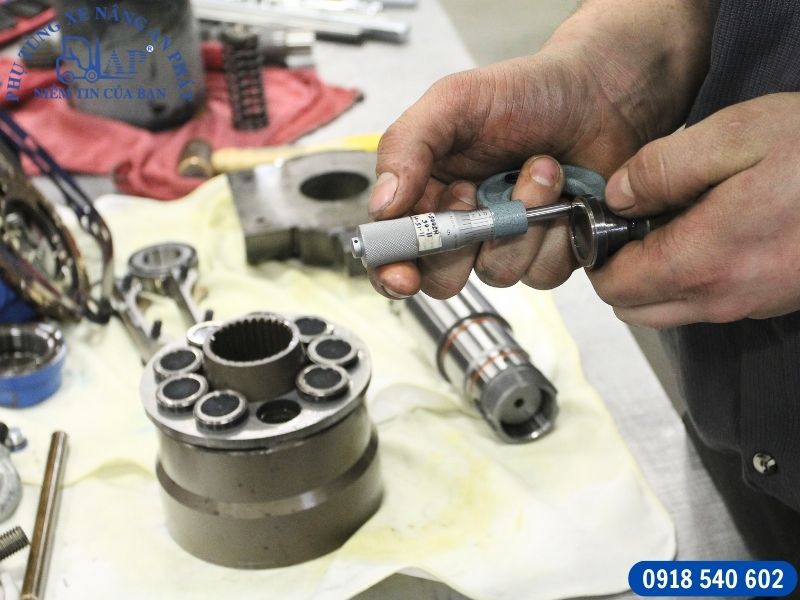 Tiết kiệm phí sửa bơm thủy lực xe nâng với cách làm cực dễ 12 Kiiểm tra linh kiện thay mới bơm thủy lực cho xe nâng