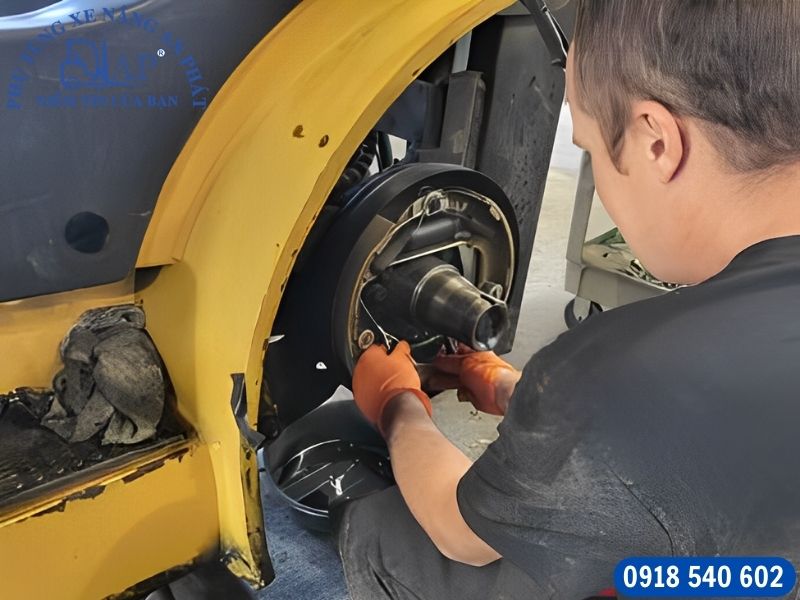 Sửa chữa lỗi phanh đỗ xe nâng – Ngăn ngừa trôi dốc nguy hiểm 12 Sửa lỗi phanh đỗ xe nâng chuyên nghiệp