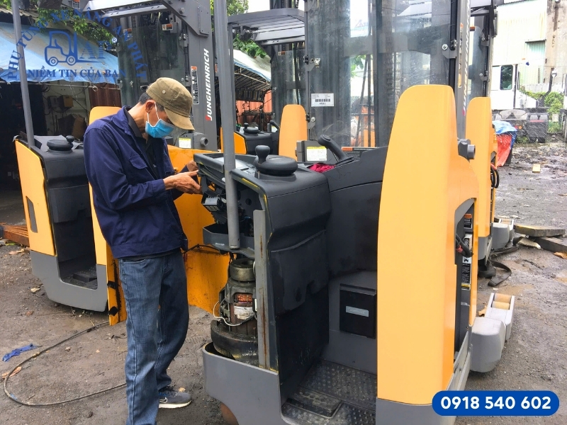 Sửa xe nâng bị lún khi tải nặng – Lỗi hệ thống giảm xóc 8 Sửa xe nâng bị lún khi tải nặng