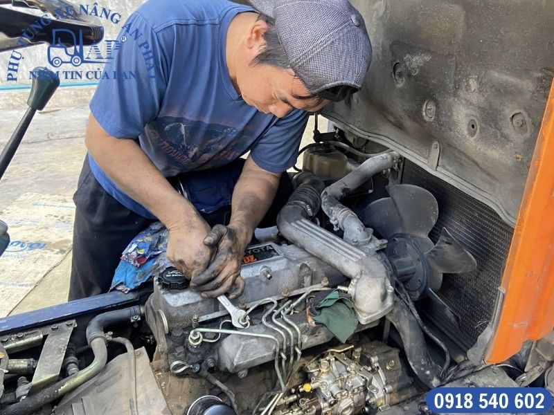 Tháo lắp - Kiểm tra buồng động cơ xe nâng dầu