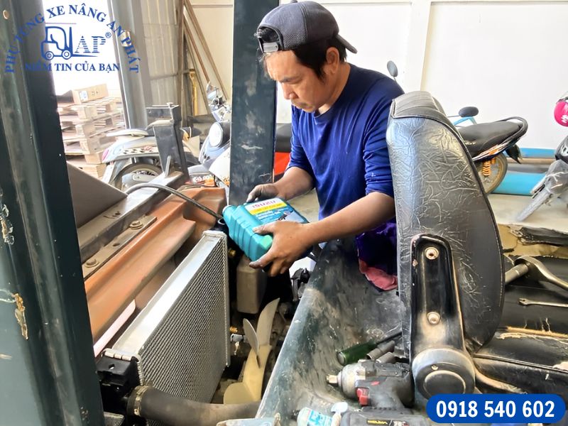 Hướng dẫn sửa nhanh hệ thống làm mát xe nâng kém hiệu quả 12 Thay mới dung dịch làm mát xe nâng