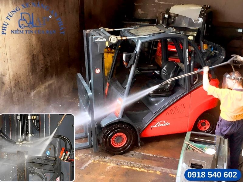 Những điều cần lưu ý về vệ sinh và bảo dưỡng xe nâng định kỳ 9 Vệ sinh làm sạch xe nâng đúng cách