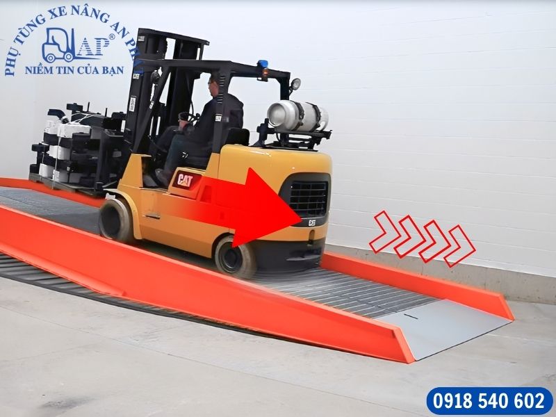 Sửa chữa lỗi phanh đỗ xe nâng – Ngăn ngừa trôi dốc nguy hiểm 9 Xe nâng trượt dốc bất ngờ khi di chuyển